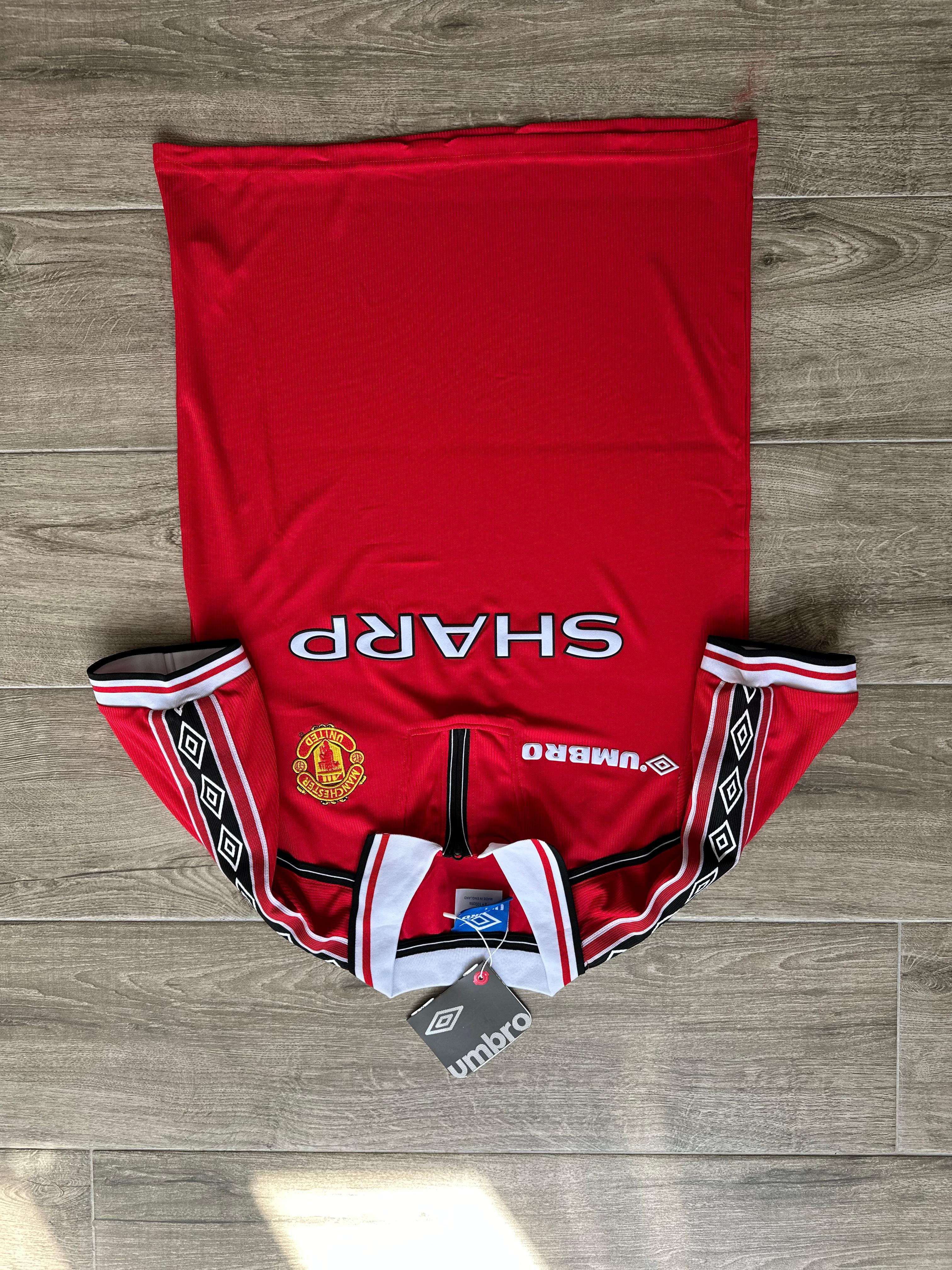 Manchester United 1998-1999 iç saha forması